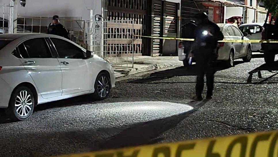 Hombre deja abandonado su auto en el sector Barrancos, Culiacán, tras atentado a balazos de carro a carro