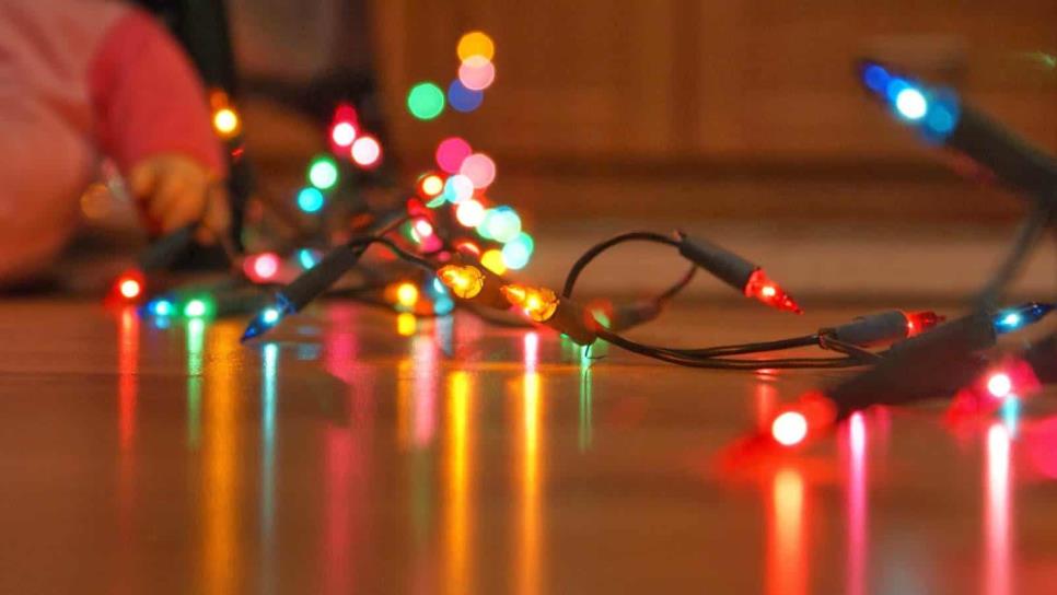 Checa los enchufes de tus luces navideñas para evitar incendios