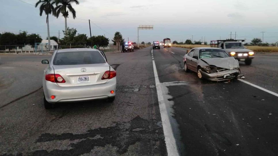 Intenta cruzar la México 15 y provoca accidente en Leyva Solano