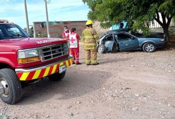 Adolescente chocan contra un árbol al salir de la prepa en Guamúchil