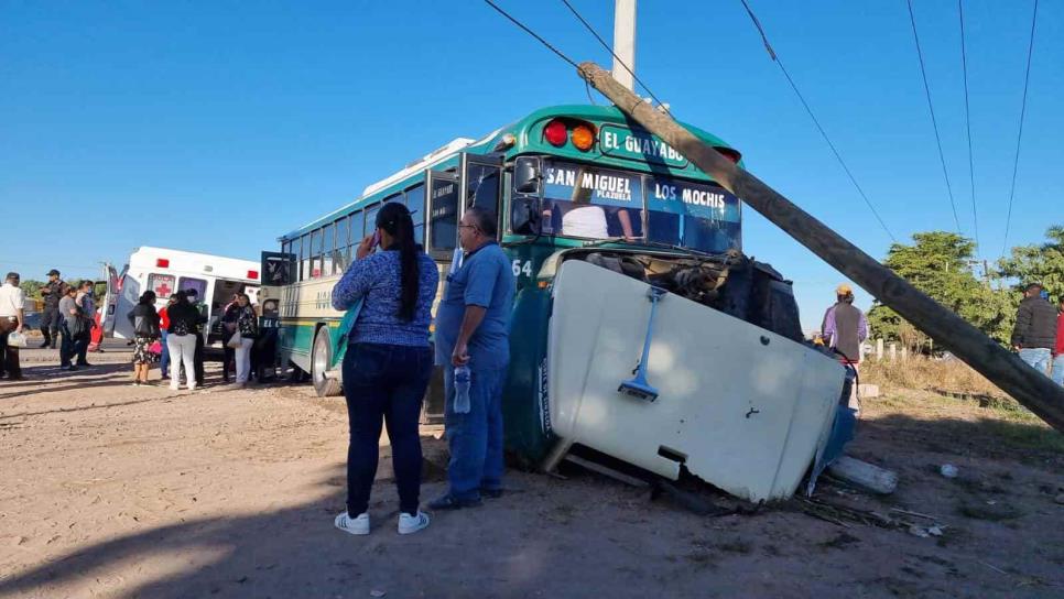 Chocan autobús y camioneta en la México 15, en Ahome