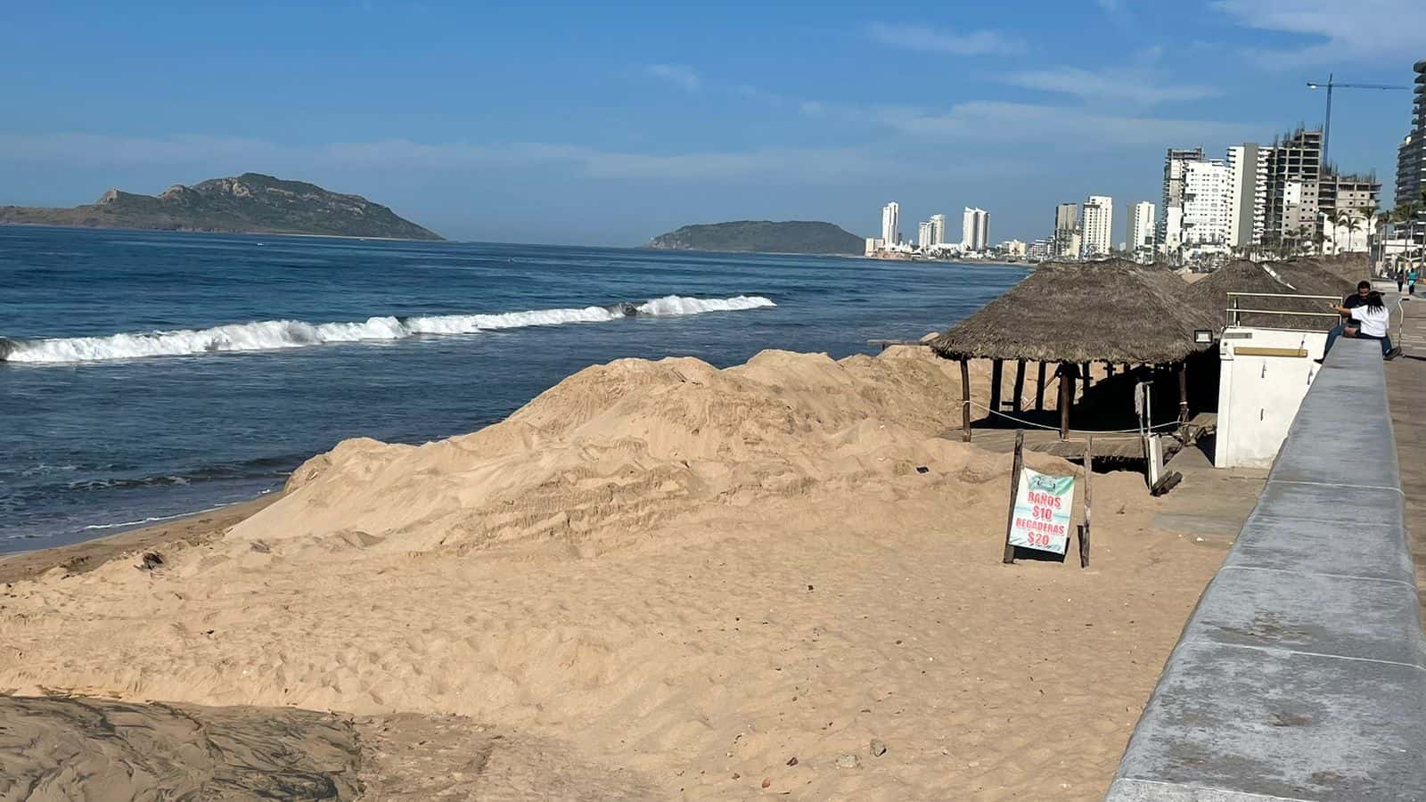 Palaperos excavan en playas de Mazatlán, autoridades señalan que sí hay permisos