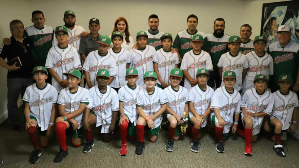 La selección mexicana U10 recibe sus uniformes de cara al Panamericano de Béisbol