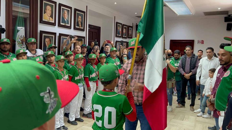 Alcalde de Culiacán abandera a la Selección Mexicana de Beisbol U10