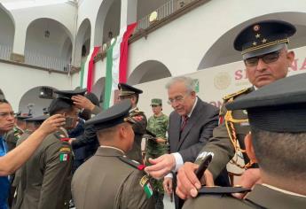 Condecoran y ascienden a personal de las Fuerzas Armadas en el Día de la Revolución Mexicana