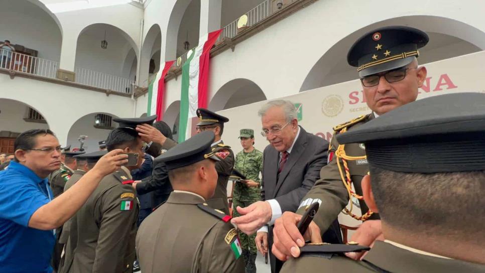 Condecoran y ascienden a personal de las Fuerzas Armadas en el Día de la Revolución Mexicana