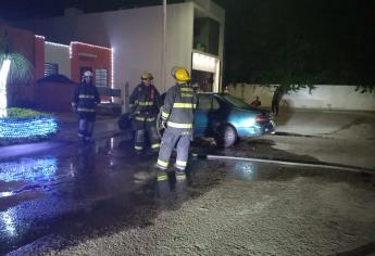 Se incendia automóvil en el fraccionamiento Valle Alto, en Culiacán