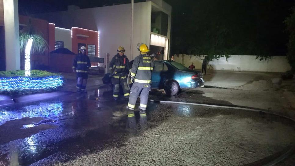 Se incendia automóvil en el fraccionamiento Valle Alto, en Culiacán