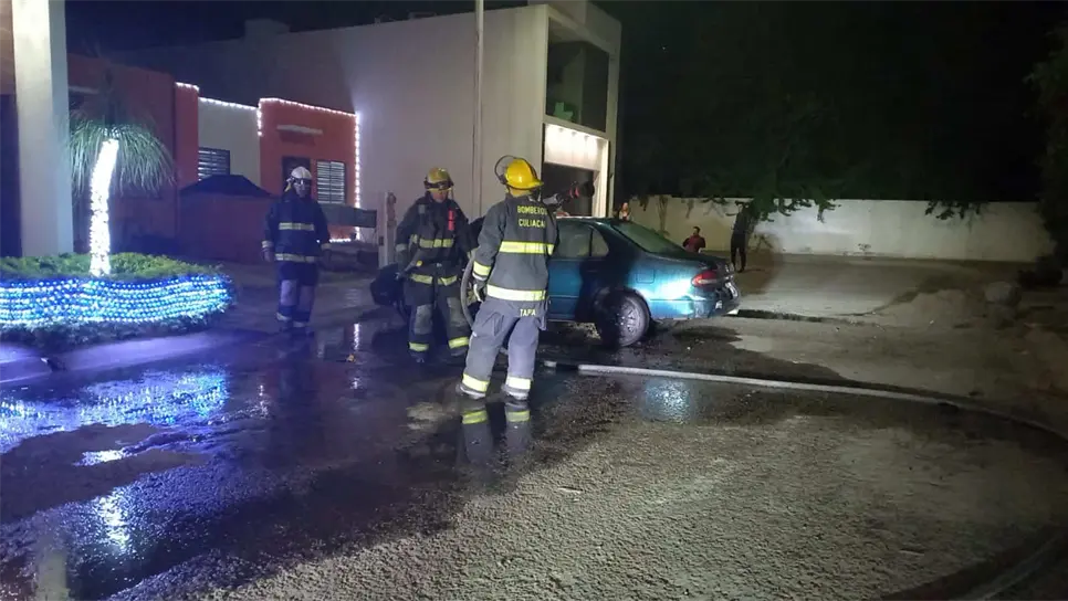 Se incendia automóvil en el fraccionamiento Valle Alto, en Culiacán