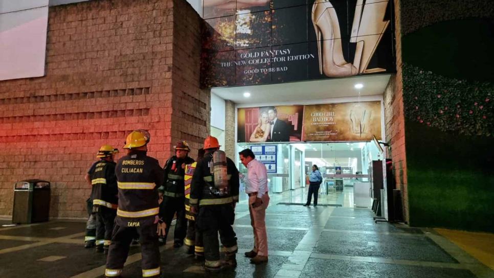 Incendio en segundo piso de Plaza Forum moviliza a grupos de rescate