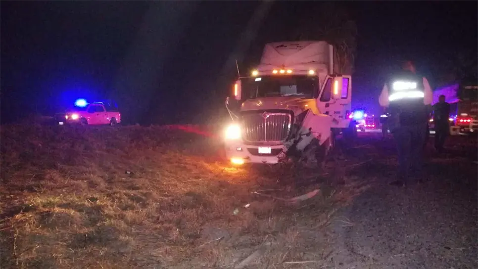 Choca pipa con 38 mil litros de gas amoniaco en la México 15