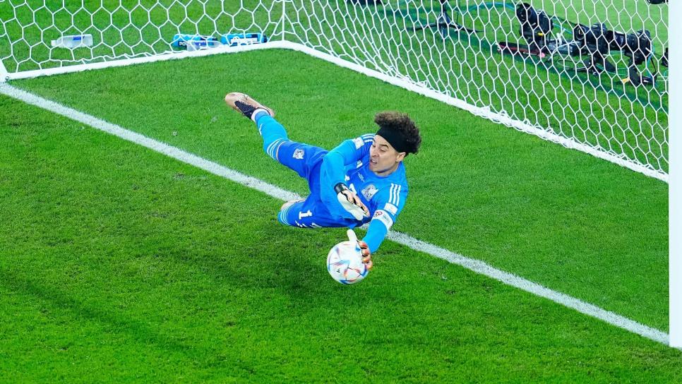 Guillermo Ochoa, segundo portero mexicano en la historia en atajar penal en un mundial