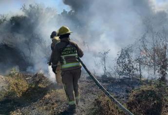 Incendios en lotes baldíos de Mazatlán demandan más del 50% de atención de Bomberos