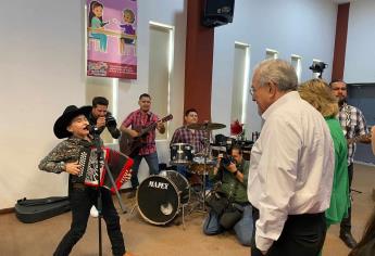 Niño cautiva a Rocha al tocar el acordeón y le ofrece beca par estudiar música