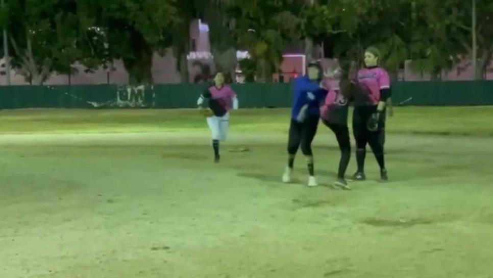 Trifulca y golpes entre mujeres en partido de softbol en Los Mochis | VIDEO