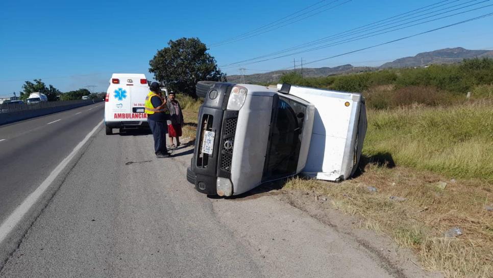 Vuelca camioneta repleta de pescado en la salida sur