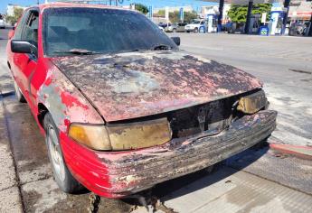 Automóvil se incendia en la colonia centro de Los Mochis