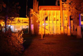 Palacio Municipal de Ahome se ilumina de naranja