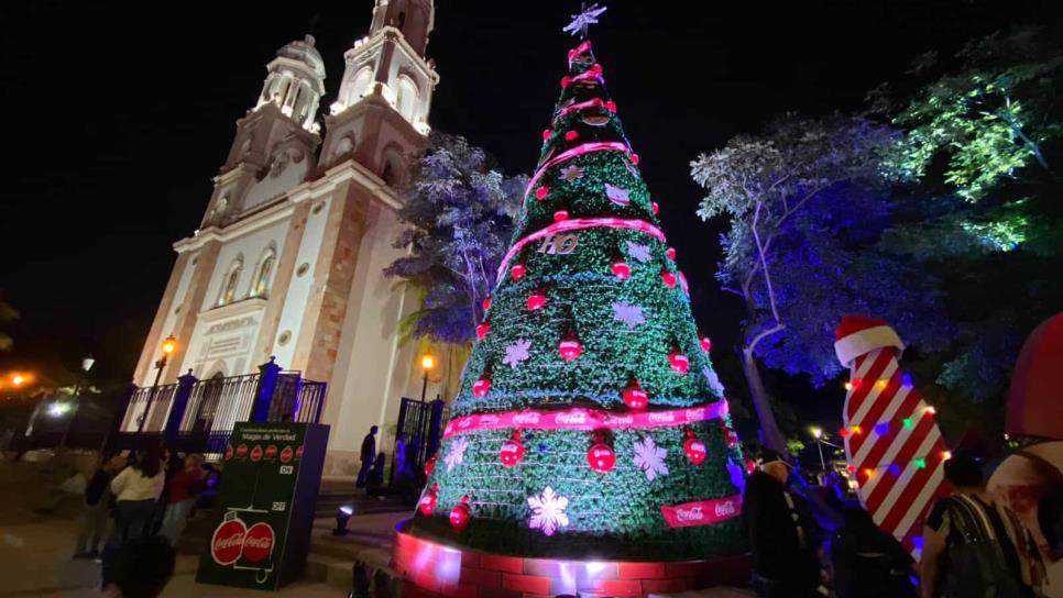 Ayuntamiento de Culiacán enciende las luces del pinito navideño
