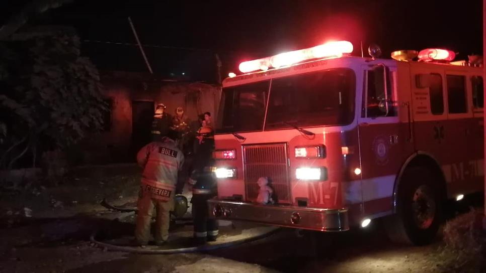 Familia lo pierde todo tras quemarse su casa en el fraccionamiento Villa Bonita, al sur de Culiacán