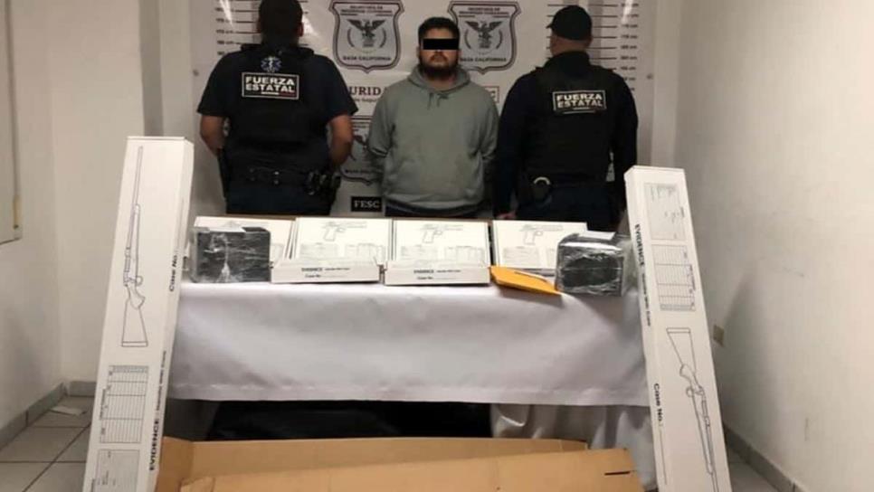 Detienen a sinaloense en posesión de armas largas y con casi 150 mil pesos en Ensenada