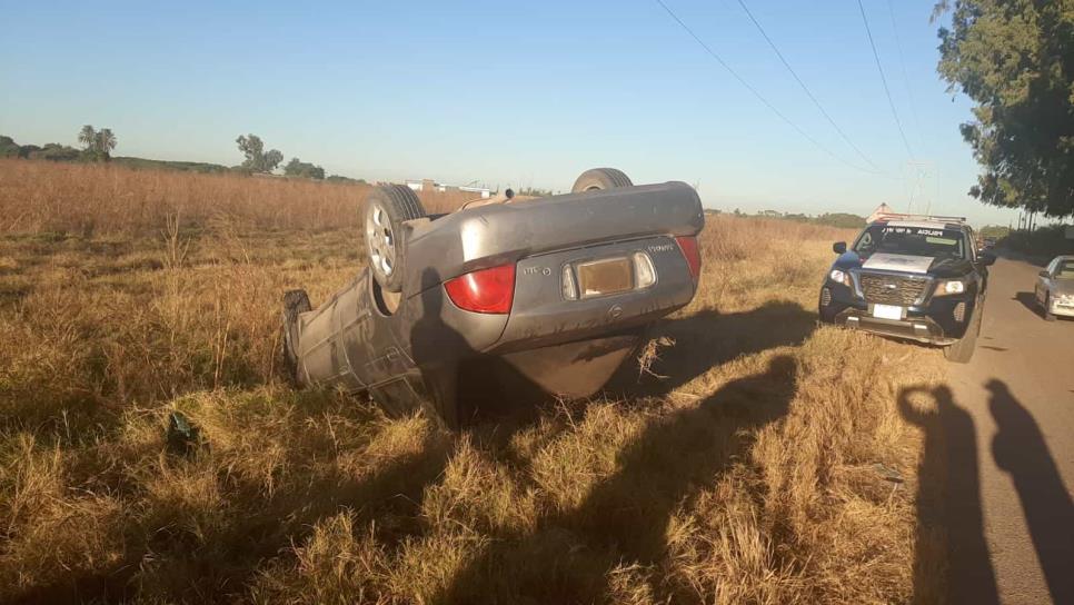 Vuelca en el Dren San Joachín, Guasave y deja abandonado el vehículo