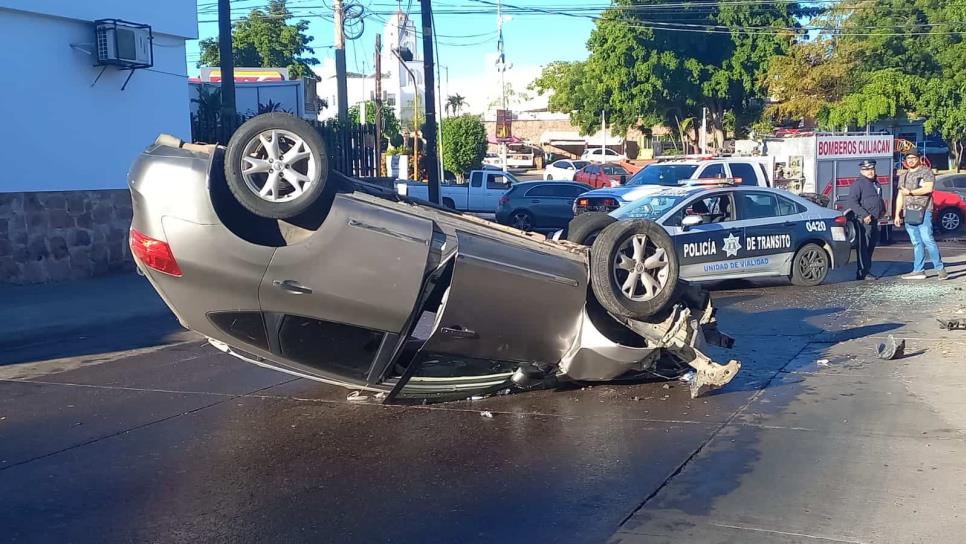 Joven vuelca en su camioneta sobre el bulevar Ciudades Hermanas en Culiacán