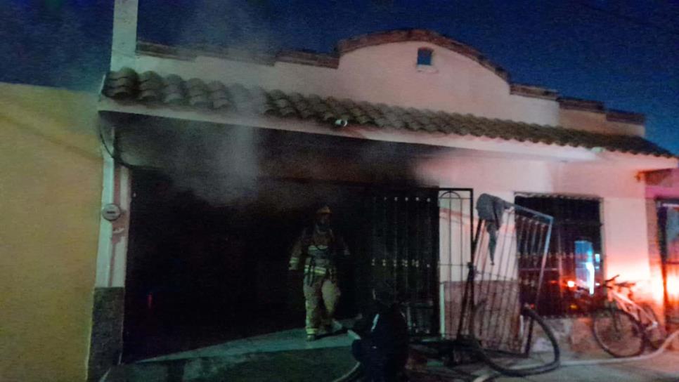 Veladora causa incendio y deja a abuelitos encerrados; vecino arrancó una reja para salvarlos