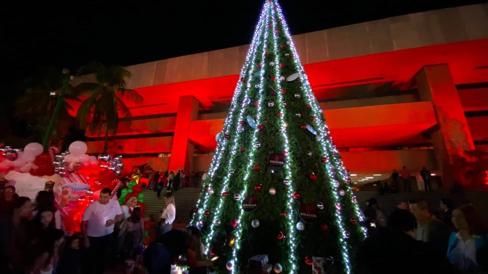 Se ilumina el Palacio de Gobierno con el encendido de luces del Pino de Navidad