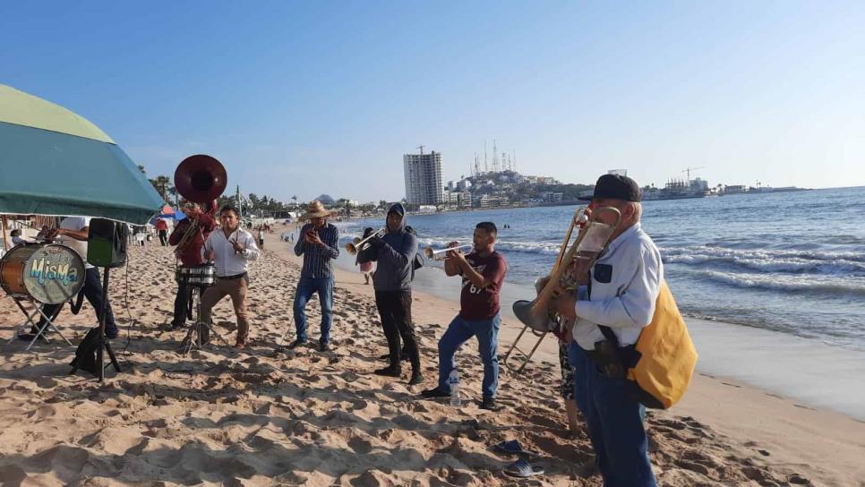 Músicos temen que la restricción para tocar en playas de Mazatlán sea indefinida