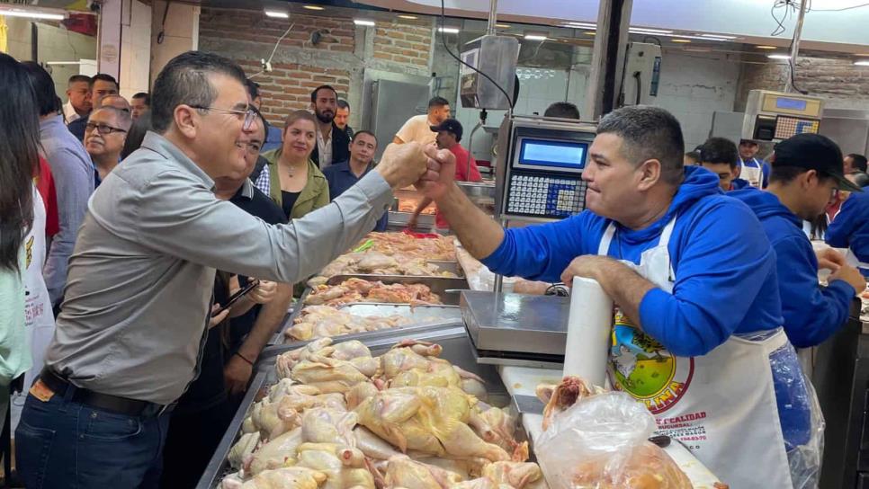 Sostiene el alcalde de Mazatlán acercamiento con locatarios y usuarios del mercado de la Juárez y su tianguis