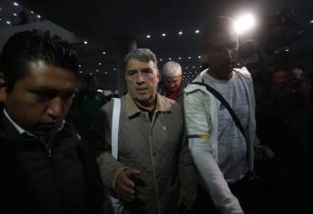 Reciben al «Tata» Martino con insultos en el Aeropuerto de CDMX