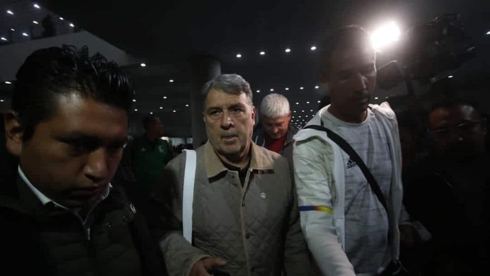 Reciben al «Tata» Martino con insultos en el Aeropuerto de CDMX