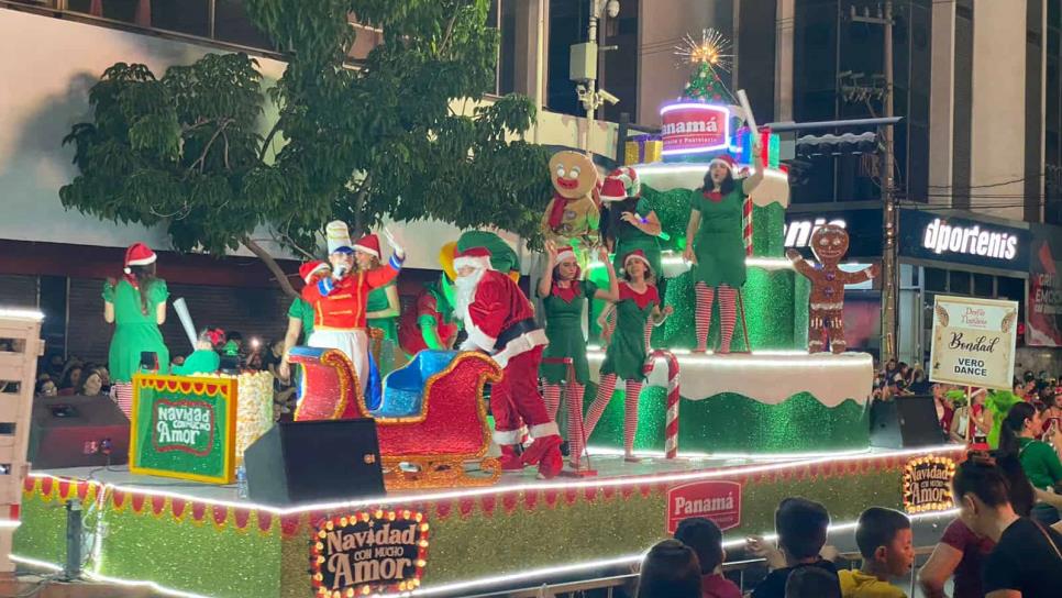 Culiacanenses disfrutan el Gran Desfile Navideño 2022