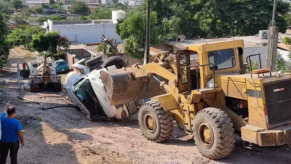 Pipa vuelca y derriba la pared de una casa al sur de Culiacán