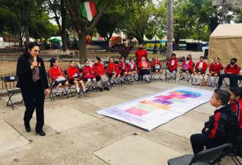 SEMUJERES explica importancia de la No Violencia con «avioncito de la igualdad»