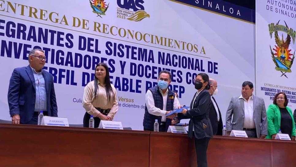 La UAS entrega reconocimientos a docentes investigadores