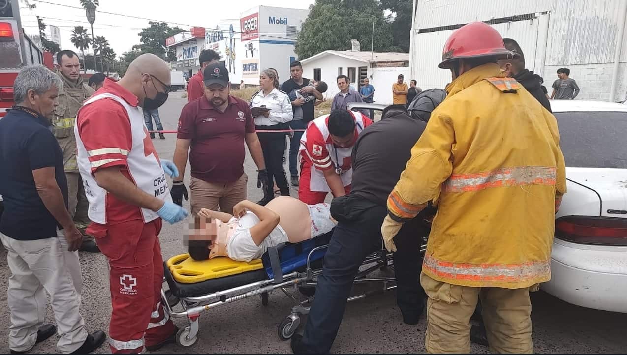 Mujer embarazada termina prensada y sufre fracturas al chocar en Los Mochis