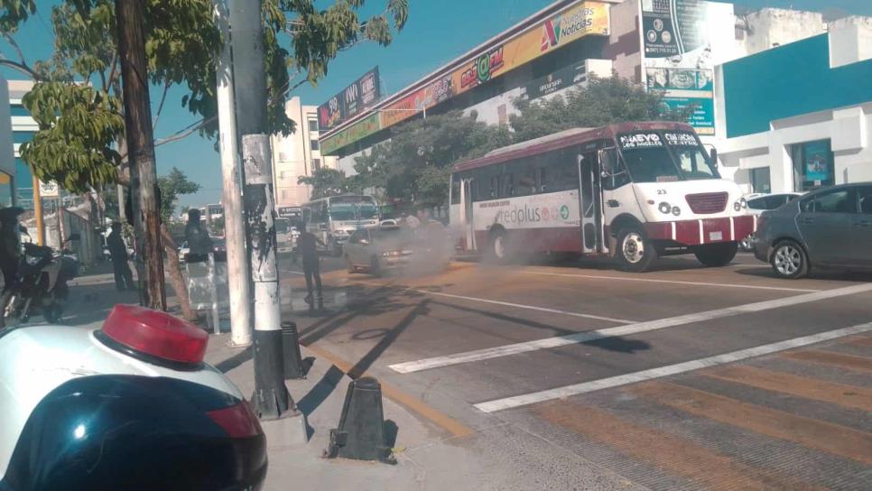 Se quema automóvil sobre la avenida Álvaro Obregón, en Culiacán