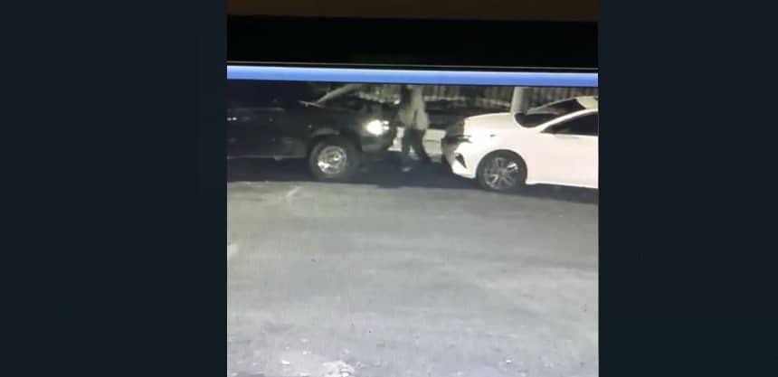 Se roba pila de carro en menos de un minuto y huye en Mazatlán | VIDEO