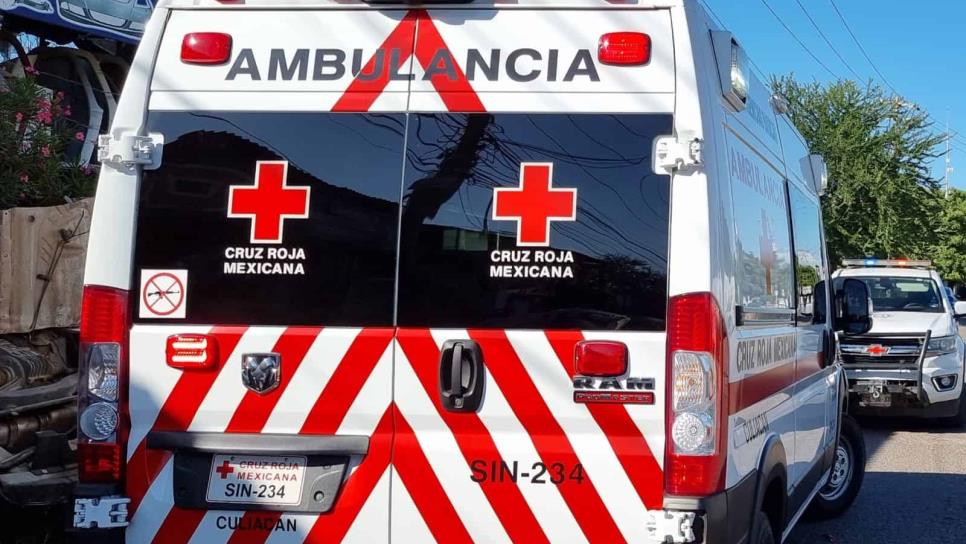 Policía del Escuadrón Motociclista derrapa y sufre fractura, en Culiacán