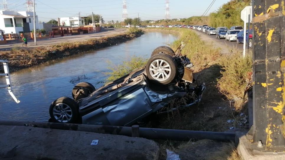 Camioneta de lujo cae al canal El 7, tras choque contra otro auto en Culiacán