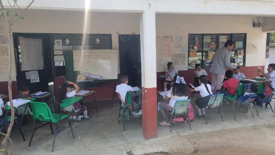 Niños toman clases al intemperie en El Fuerte