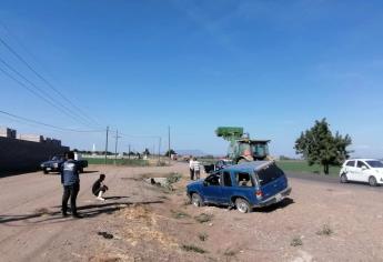 Le truena una llanta trasera y vuelca en su camioneta en el municipio de Navolato