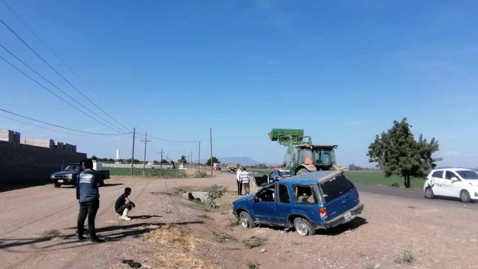 Le truena una llanta trasera y vuelca en su camioneta en el municipio de Navolato