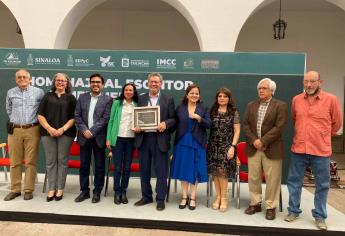 Reconocen al escritor Élmer Mendoza en la Feria Internacional del Libro Culiacán 2022