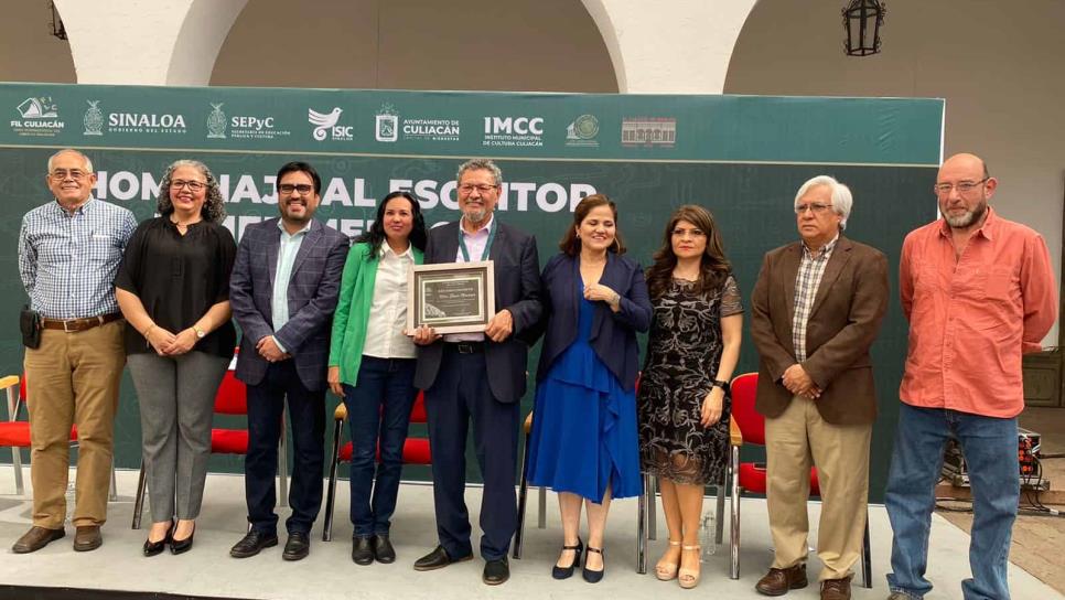 Reconocen al escritor Élmer Mendoza en la Feria Internacional del Libro Culiacán 2022