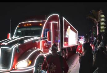 Mágico desfile navideño de Coca-Cola en Mazatlán sorprende a chicos y grandes