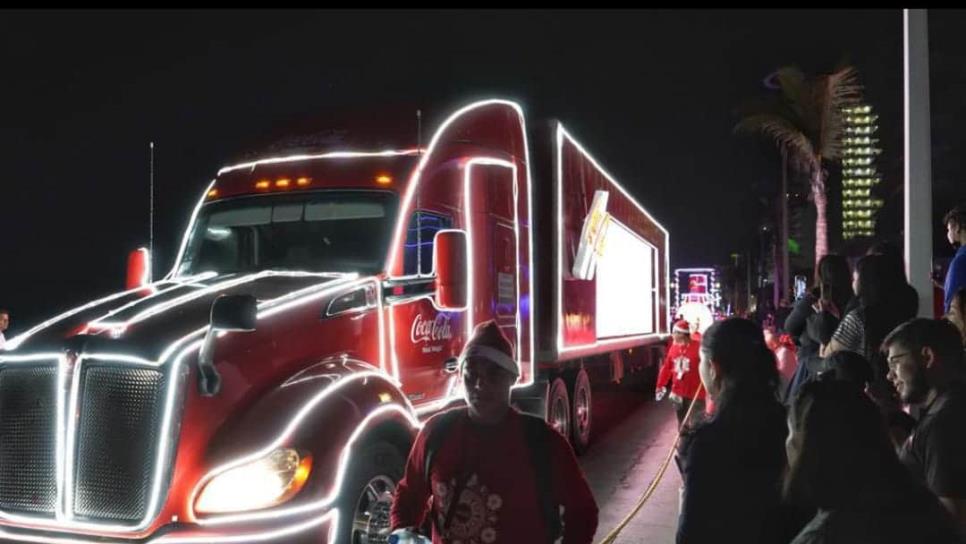 Mágico desfile navideño de Coca-Cola en Mazatlán sorprende a chicos y grandes