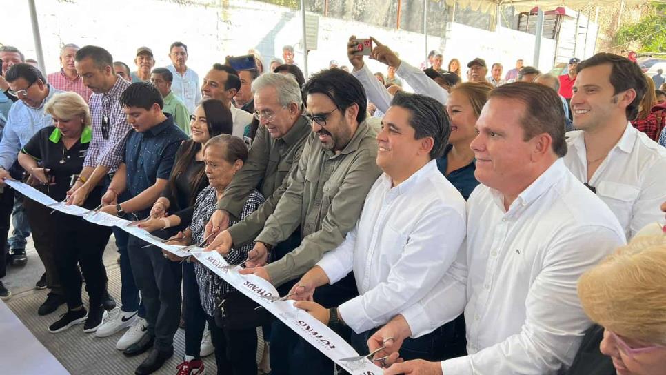 Inauguran Rocha y Juan de Dios seis calles pavimentadas en Culiacán